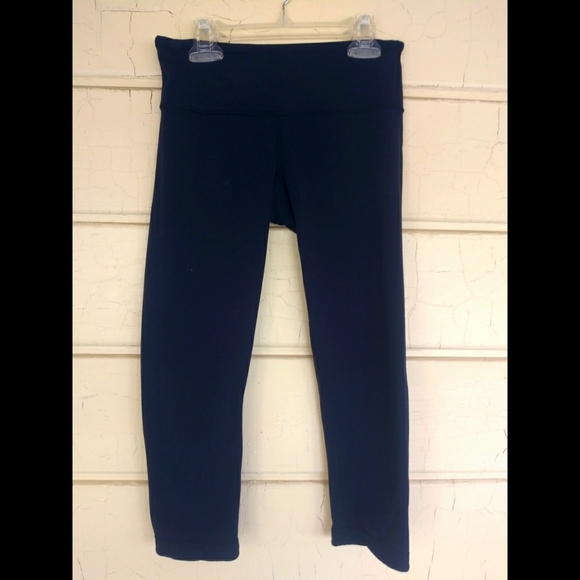 Lululemon reversible wunder under crop size 4 - Picture 3 of 5